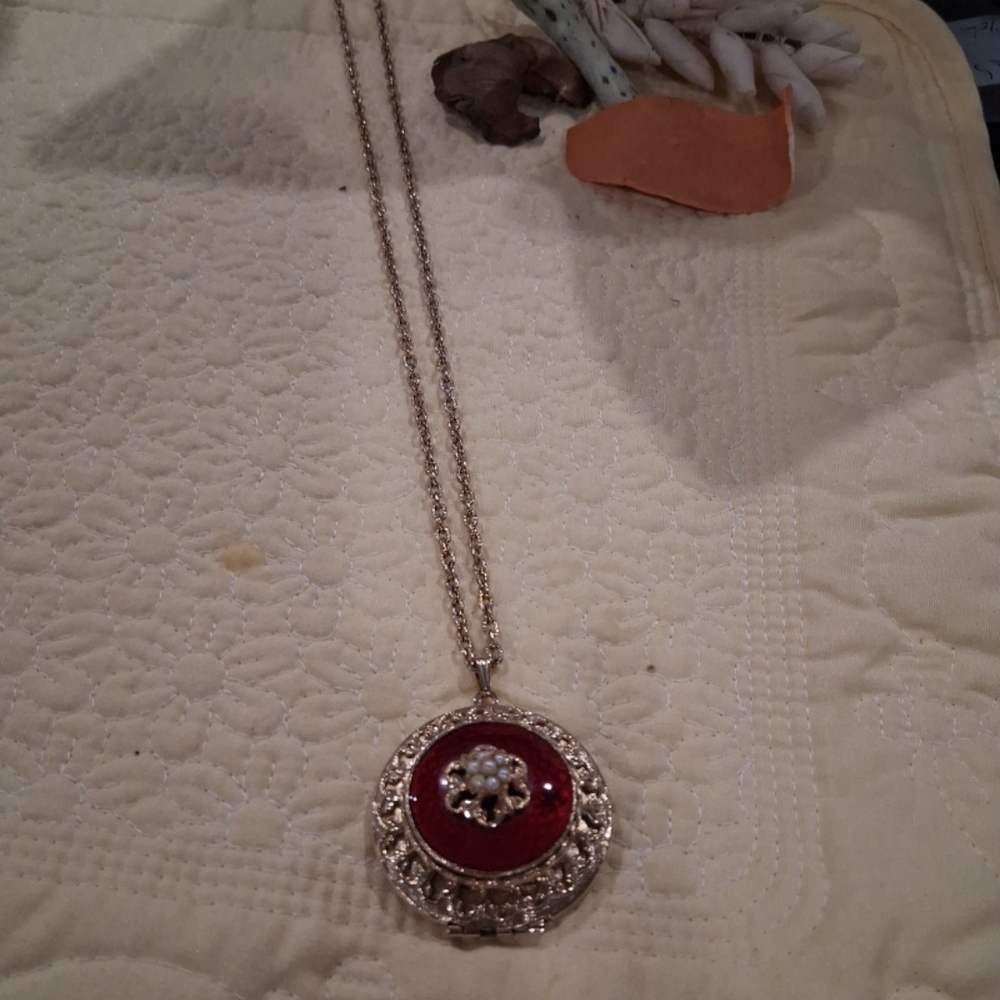 Vintage-Inspired Red and Gold Floral Necklace GUILLOCHE